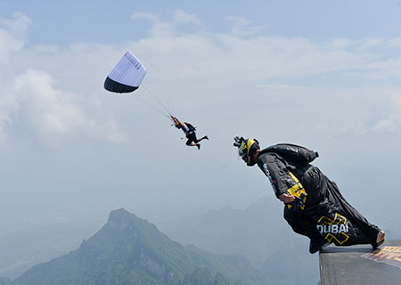 Saltador noruego luce flamante traje de alas en los aires de China