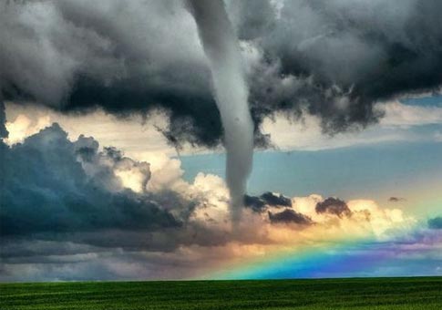 Cuando arcoíris se encuentra con tornado