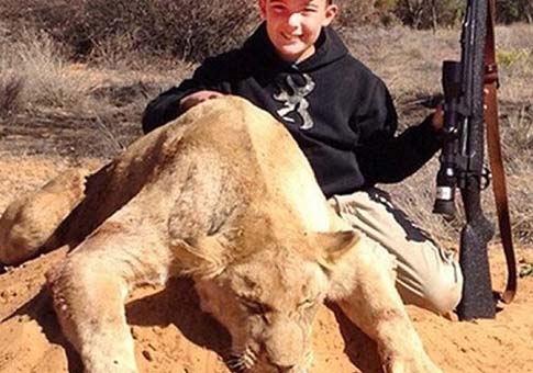 Un niño de 7 años mató un león