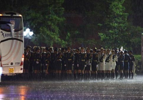 Guardia de honor ensaya para el desfile en lluvia