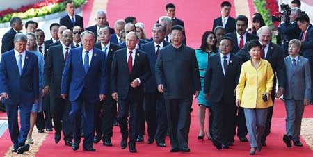 Presidente Xi da bienvenida a representantes extranjeros antes del desfile del Día de la Victoria