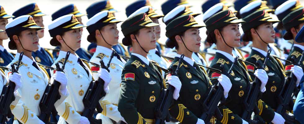 Guardias femeninas de honor debutan en desfile de Día de la Victoria