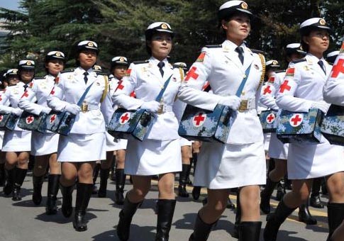Soldados médicos femeninas regresan a su escuela