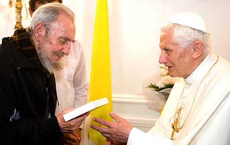 Fidel Castro se reúne con un tercer Papa