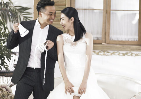 Actor Huang Lei y su esposa Sun Li posan para COSMOBride