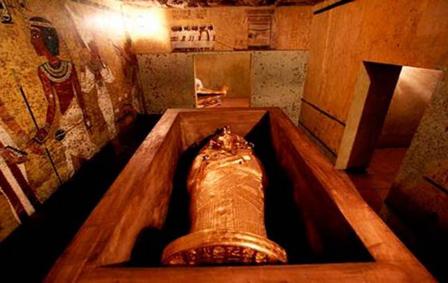 Bóvedas ocultas en pirámides de Egipto podrían contener los restos de Nefertiti