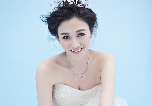 Actriz Li Xiaoran posa para BRIDES