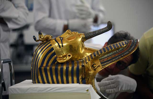 Egipto comienza restauración de máscara de rey Tutankamón