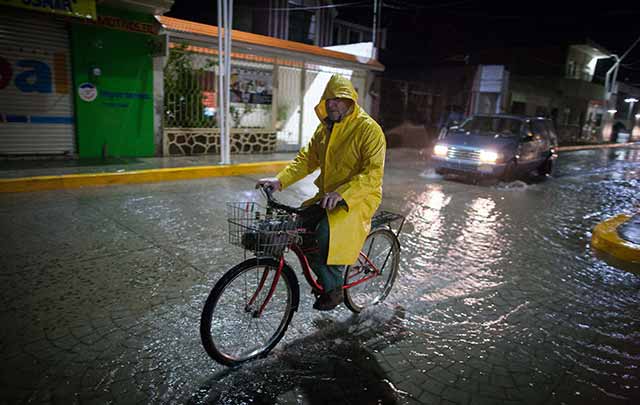 Desbordan ríos en Veracruz, miles de damnificados por inundaciones