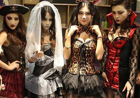 China: Juego vestir a chicas en Halloween
