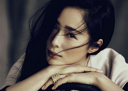 Actriz y cantante Jiang Yiyan posa para revista