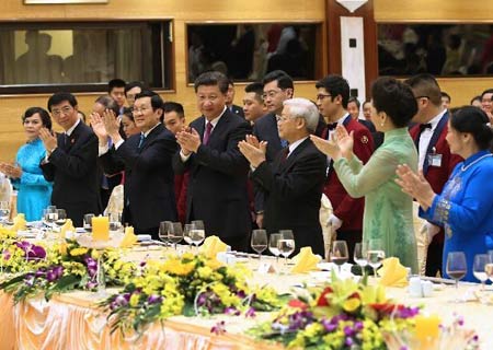 Xi exhorta a China y Vietnam a trabajar juntos en favor de un futuro brillante