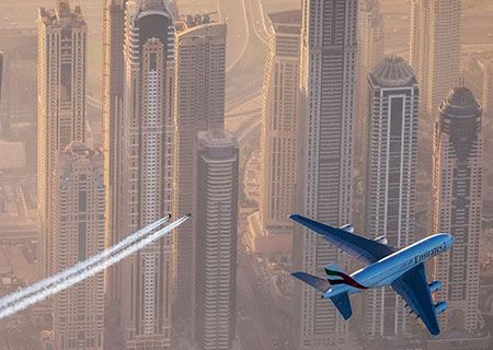 Dos "Jetman" vuelan con avión A380 por el cielo de Dubai