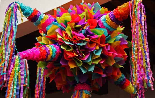 Realizan en la capital azteca concurso de piñatas mexicanas