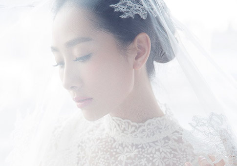Actriz Tao Xinran posa con vestido de novia