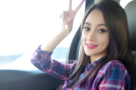Li Xiaolu se toma un selfie al llegar a Guangzhou