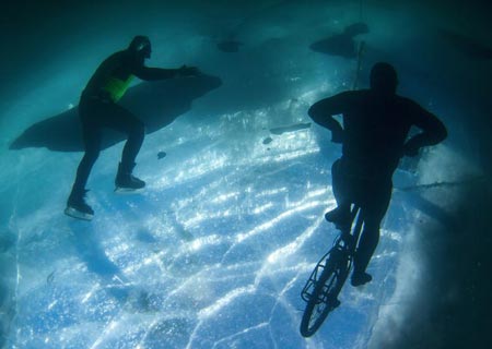 Ciclistas montan debajo de hielo del Lago Baikal