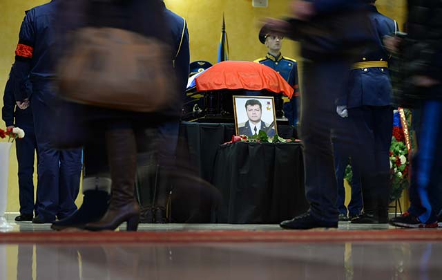 Miles rinden homenaje a piloto ruso asesinado
