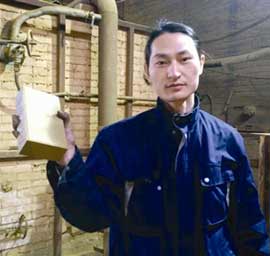 Hombre chino transforma partículas contaminantes en ladrillos
