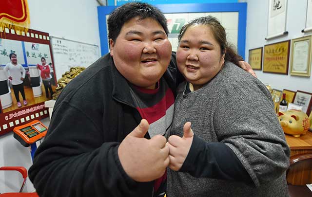 Pareja china con sobrepeso preocupada por su salud