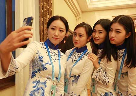 Destaca la belleza china el uniforme de la Conferencia Mundial de Internet