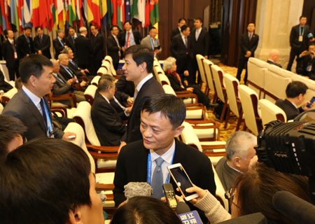 Los participantes asisten a la ceremonia de apertura de la II Conferencia Mundial de Internet