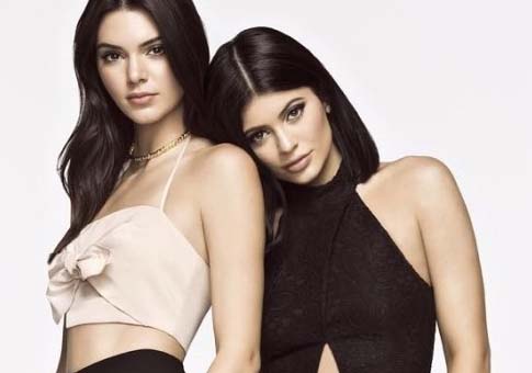 Kendall Jenner posa junto a su hermana