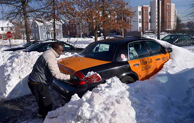 Limpieza de nieve después de tormenta récord en EEUU