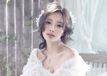 Actriz Li Xiaolu posa en vestido de novia