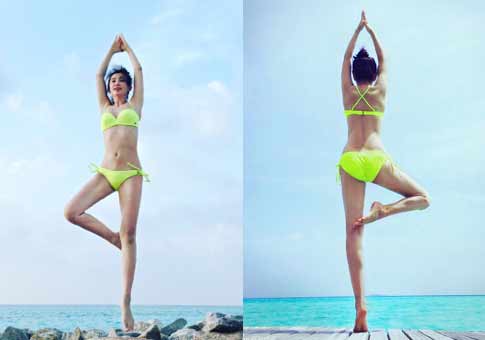 Li Bingbing hace yoga en la playa