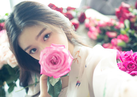 Actriz Lin Yun posa con rosas