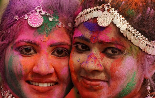 Con fiesta de colores recibe la primavera comunidad india en Bogotá