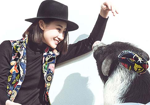 Actriz Lin Peng posa con su mascota