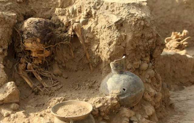 Hallan momia de mujer de hace 4500 años en costa peruana