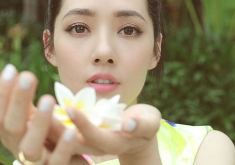 Nuevas imágenes de actriz Guo Biting en playa