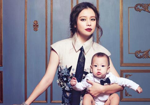 Vivian Hsu posa para revista con su hijo