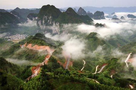 Carretera se construye como esfuerzo de erradicar pobreza en Guangxi