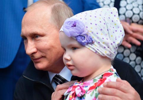 Putin visita niños pacientes