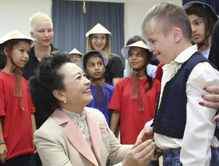 Esposa de presidente chino visita escuela de educación especial en Belgrado