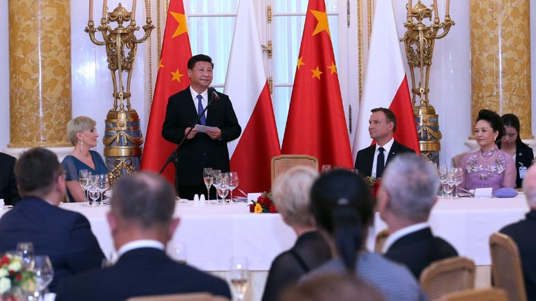 Xi destaca amistad China-Polonia en banquete de bienvenida