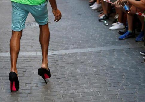 Carrera con zapatos de tacón en España