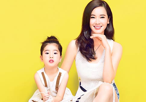 Actriz Zuo Xiaoqing posa para revista con su hija