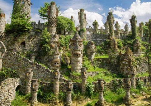 Un cantero construye un castillo de fantasía con mano en 20 año