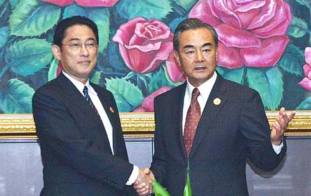 Canciller chino advierte a Japón no interferir en asunto de Mar Meridional de China