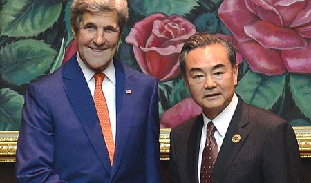 Canciller chino espera que EEUU apoye reanudación de conversaciones China-Filipinas