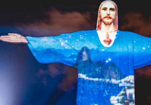 Hermoso espectáculo de luz de Cristo el Redentor en Río de Janeiro