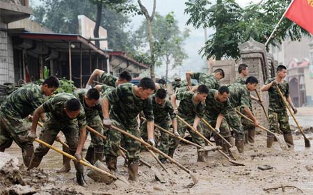 Militares participan en  reconstrucción tras inundaciones en provincia septentrional