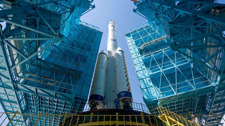 China transfiere dos de sus cohetes "Gran Marcha II F" a su lugar de lanzamiento en Jiuquan