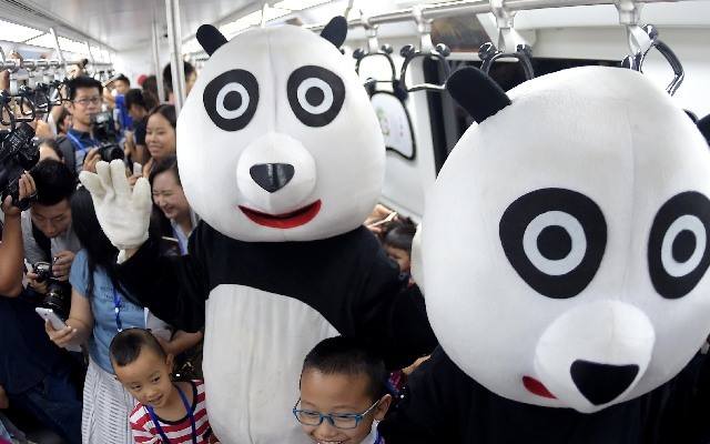 China estrena línea de metro con temática de panda