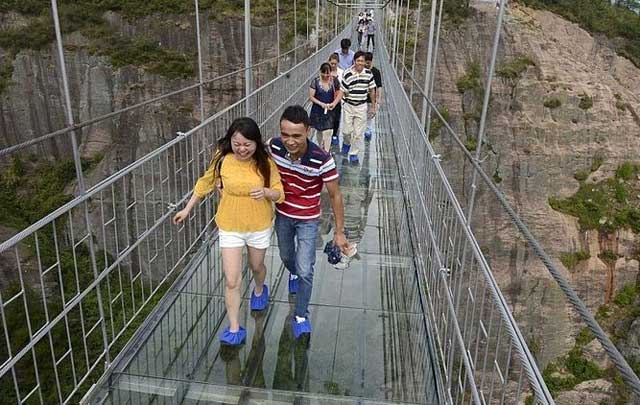 Por inaugurarse puente de vidrio más alto y largo del mundo